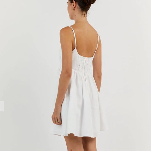 Elegant White Sleeveless Dress - Picture 3 of 4
